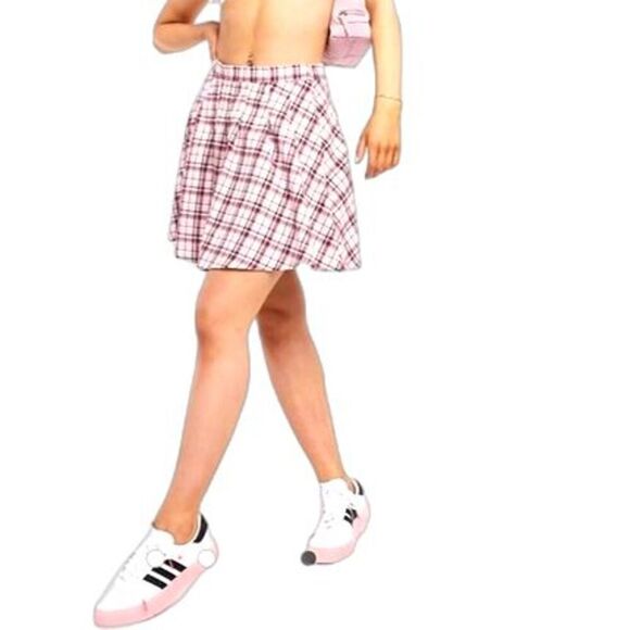 No Boundaries Heartbreak pleated check mini skirt in pink. Size S. - Picture 2 of 9